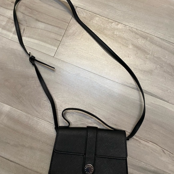Kendall + Kylie Black Crossbody Bag Magnetic Enclosure and adjustable strap - Picture 1 of 5